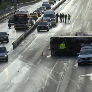 İstanbul - Kadıköyde et yüklü kamyonet devrildi: 1 yaralı