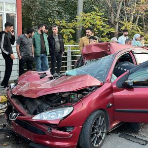 Park halindeki kamyonete çarpan otomobilin sürücüsü yaralandı