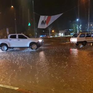 Osmaniyede dolu ve sağanak yağış, günlük yaşamı olumsuz etkiledi