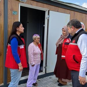 Sokakta yaşayan Müjgan, konteyner kente yerleştirildi