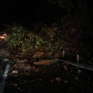 Rize’de heyelan; Karadeniz Sahil Yolu tek yönlü ulaşıma kapandı; 3 araçta hasar oluştu