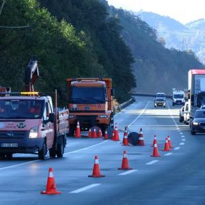 Karadeniz Sahil Yolu’nda heyelanın izleri siliniyor