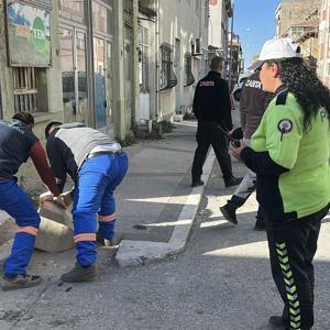 Edirnede trafik akışı ve yayaların geçişini engelleyen dubalar toplandı