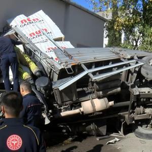 İstanbul- Kartalda gaz beton yüklü kamyon 2 katlı binaya girdi: 1 yaralı