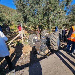 Devrilen traktörün altında kalan sürücü yaşamını yitirdi