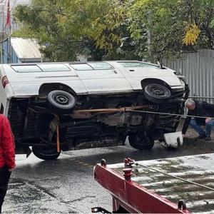 İstanbul-Kağıthane’de panelvan kontrolden çıkarak devrildi; yol trafiğe kapandı