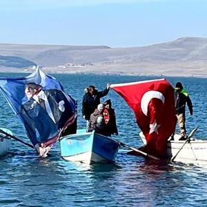 Çıldır Gölünde balıkçılardan Ata’ya saygı