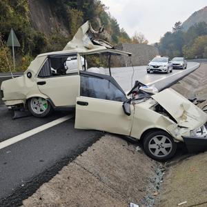 Kazada hurdaya dönen otomobilin sürücüsü hafif yaralandı