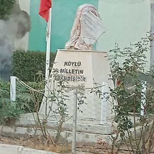 İzmirde 2 Atatürk büstüne saldırı