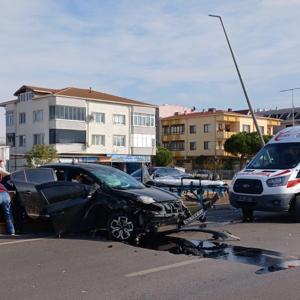 Refüjdeki aydınlatma direklerine çarpan otomobildeki 3 kişi yaralandı