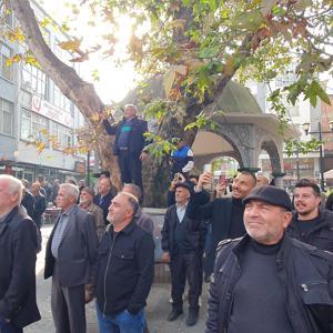 Çatıya konan akbabayı görüntülemek için yarıştılar