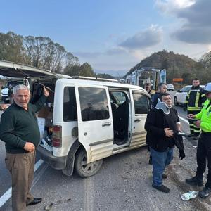 Hafif ticari araçla otomobil çarpıştı: 2si çocuk, 7 yaralı