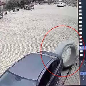 Bursada silindir beton su borusu park halindeki otomobile çarptı; o anlar kamerada