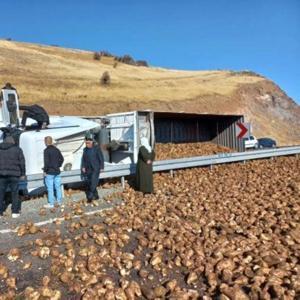 Elazığ’da devrilen TIR’ın şoförü yaralandı, tonlarca pancar yola saçıldı