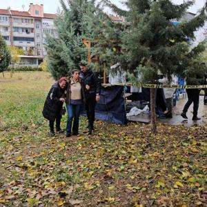 Tedavi için hastaneye giderken parkta öldü