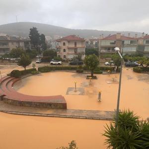 Çeşmede sağanak; yollar göle döndü