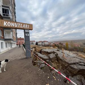 Ankarada toprak kayması; 10 katlı bina tahliye edildi