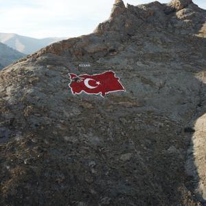 Elazığ’daki 400 metrekarelik kaya haritasını, gönüllüler yeniledi