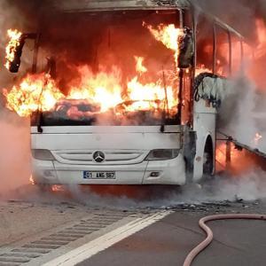 Otoyolda yolcu otobüsü alev alev yandı