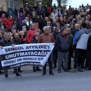 İstanbul-Küçükçekmecede kazada hayatını kaybeden hemşirenin yakınları olay yerine karanfil bıraktı