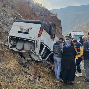 Hakkaride minibüs takla attı; 4 yaralı