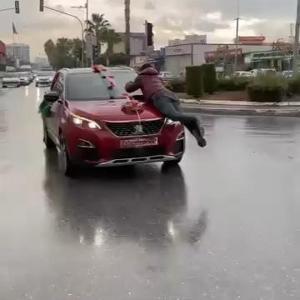 Para almak için gelin arabasının kaputuna çıktı, damat ve yakınları darbetti; o anlar kamerada