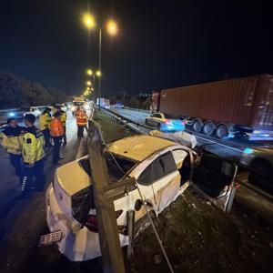 TEMde otomobil refüjde iki bariyer arasında sıkıştı: 1 yaralı