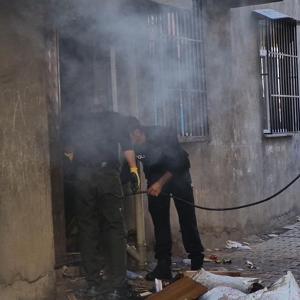 Yangına ilk müdahaleyi, komşuların uzattığı hortum ile polis yaptı