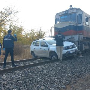 Yük treninin çarptığı otomobildeki 2 kişi yaralandı