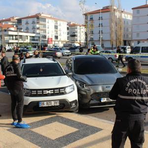 Aksarayda park yeri kavgası: 1i polis 3 yaralı