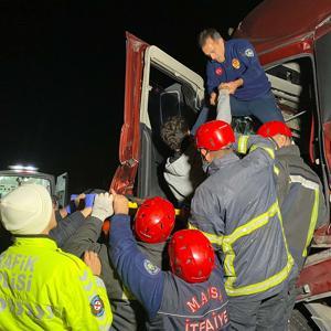 Manisada TIR, kamyona arkadan çarptı: 2 yaralı