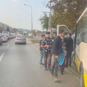 Trafikte tartıştığı belediye otobüsü şoförünü tabancayla tehdit etti; o anlar kamerada