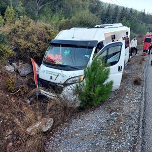 Bodrumda yolcu minibüsü, şarampole düştü: 8 yaralı