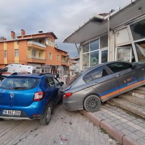 Çarptığı park halindeki otomobillerden biri dükkana daldı: 2 yaralı