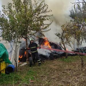 Evin bahçesindeki samanlar alev alev yandı; 1 kişi dumandan etkilendi