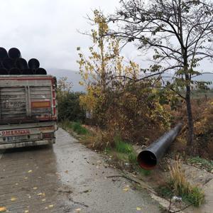 TIR dorsesindeki boruların üzerine çıkan işçi düşerek ağır yaralandı