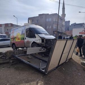 Batman’da kafa kafaya çarpışan minibüs ve otomobilin sürücüleri yaralandı