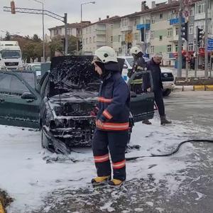 Elazığ’da seyir halindeki otomobil, alev alarak yandı