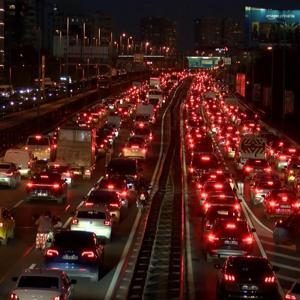 İstanbul- İstanbul’da haftanın son iş gününde trafik yüzde 80’e ulaştı