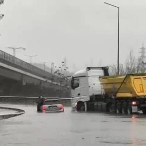 İstanbulda sağanak yağmur etkili oldu Bir araç mahsur kaldı