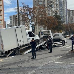 Kayseride otomobil ile kamyonet çarpıştı; 6 yaralı