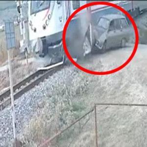 Manisa’da yolcu treni ile otomobil böyle çarpıştı | Video Haber