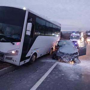 Takla atan otomobil, servis midibüsüyle çarpıştı: 1 ölü, 5 yaralı