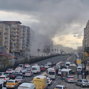 Ağır hasarlı bina yıkım sırasında çöktü, trafik önlem amaçlı durduruldu