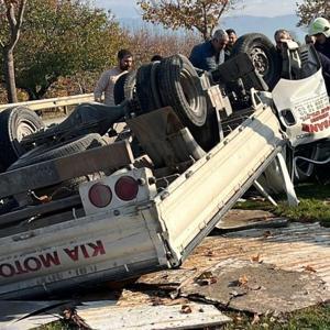 Refüje çarpıp takla atan kamyonetteki 2 kişi öldü