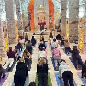 Kilisedeki yoga seansına tepki: Bütün ibadethanelerimiz kutsaldır