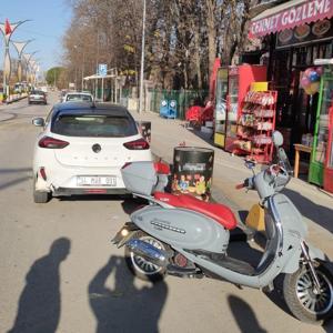 Motosiklet, park halindeki otomobile çarptı: 2 yaralı