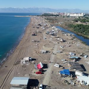 Yılan hikayesine dönen çardaklar yıkıldı