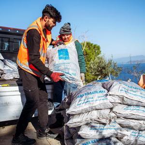 Kuşadası Belediyesinin yakacak yardımı başladı