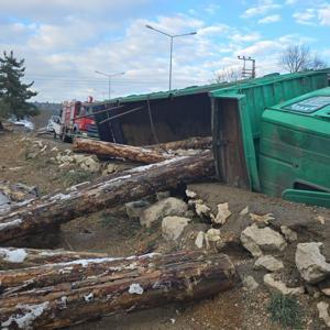 Safranboluda devrilen tomruk yüklü kamyondaki 2 kişi öldü